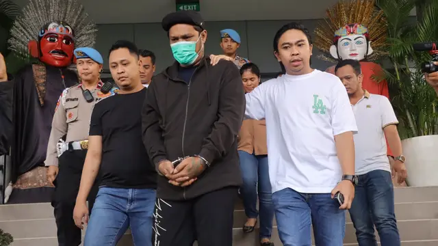 Penampakan Virgoun serta Sahabat Wanitanya Dikala Dites Kesehatan Usai Ditangkap Permasalahan Narkoba